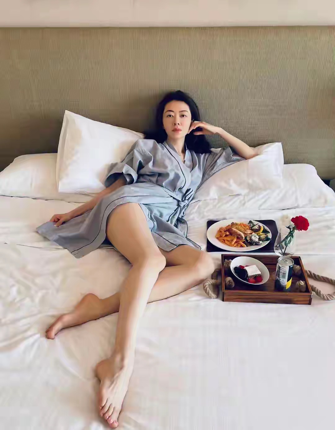 郭富城前女友熊黛林,情人节和老公贴脸秀恩爱,俩女儿一模一样