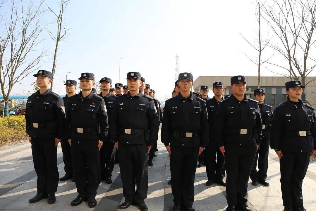 2025辅警改革揭秘!月薪过万能否实现?临时工如何逆袭成铁饭碗?