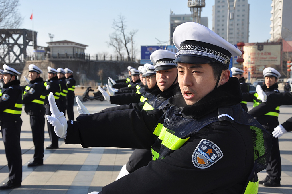 2025辅警改革揭秘!月薪过万能否实现?临时工如何逆袭成铁饭碗?
