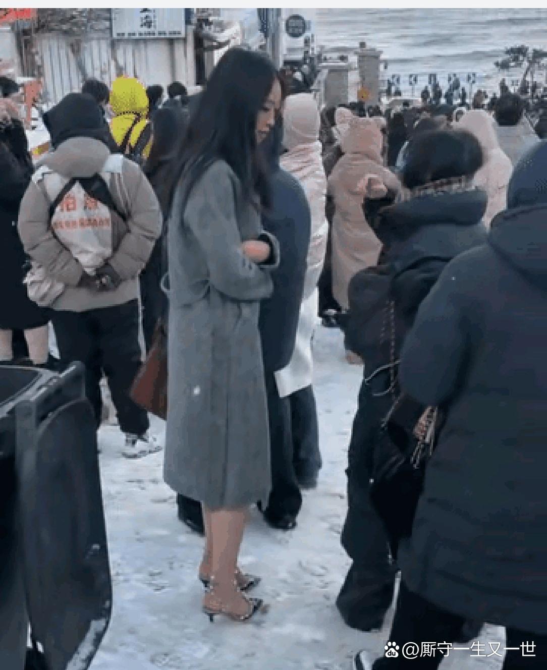 雪地赤脚冻红冬天雪地里寒冷你忍不住要跺脚雪地光脚冻红脚丫赤脚女子