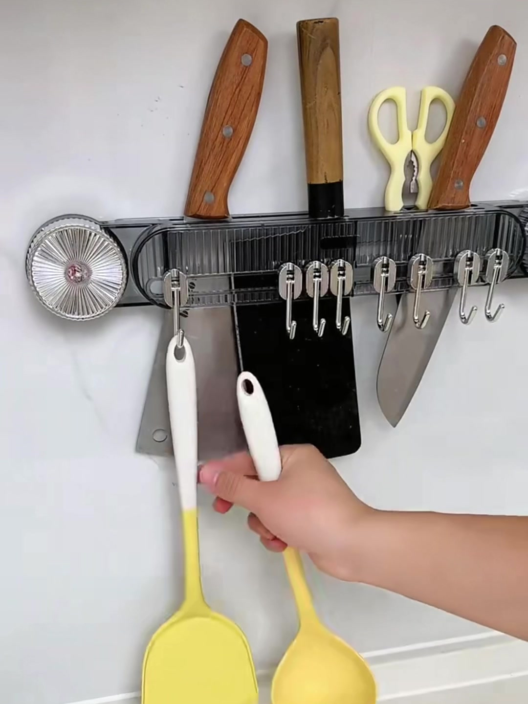 厨房装上这种吸盘刀架,大小刀具都能上墙收纳,干净又卫生!