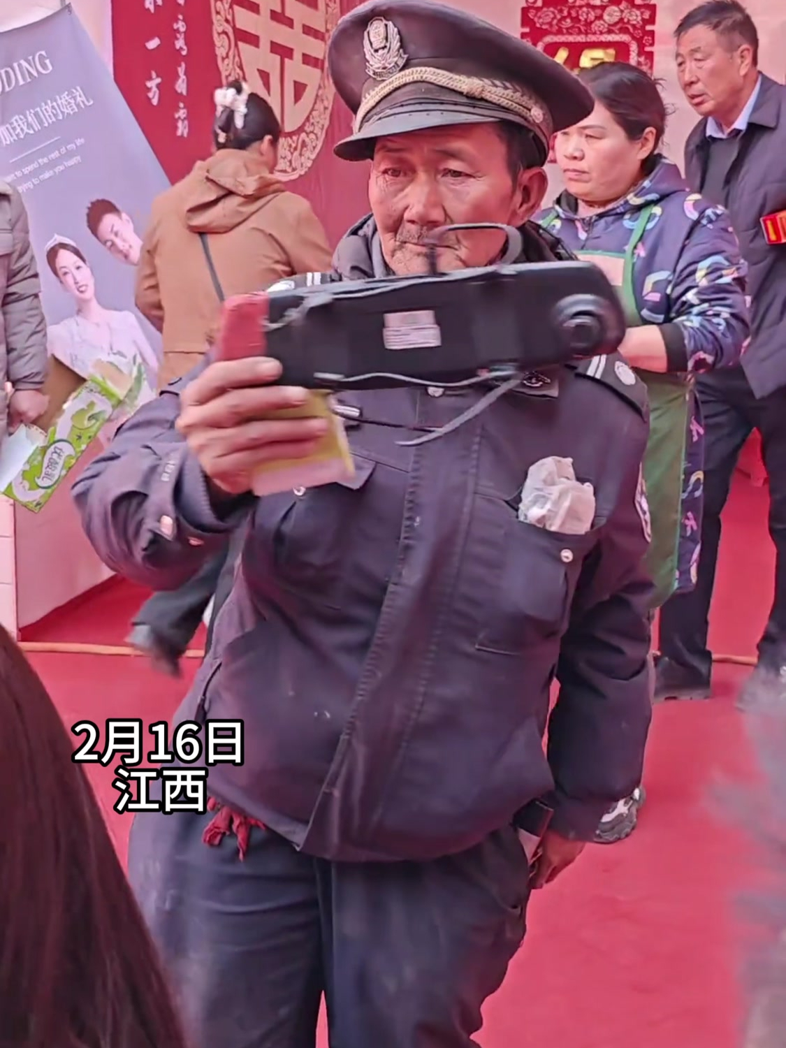 大爷拿行车记录仪拍摄婚礼,一看有人靠近就关生怕被