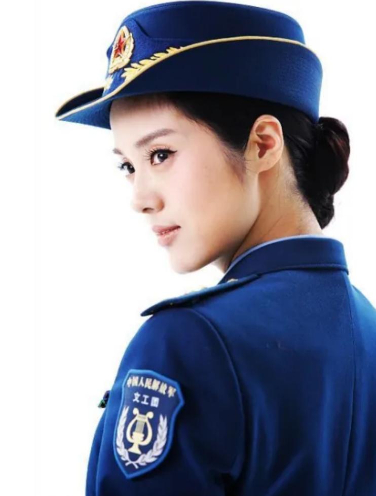 歌唱家哈辉:嫁大10岁三婚央视主持人,连生2胎,一家四口很幸福