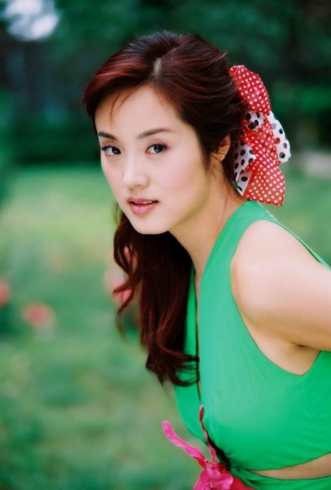 歌唱家哈辉:嫁大10岁三婚央视主持人,连生2胎,一家四口很幸福