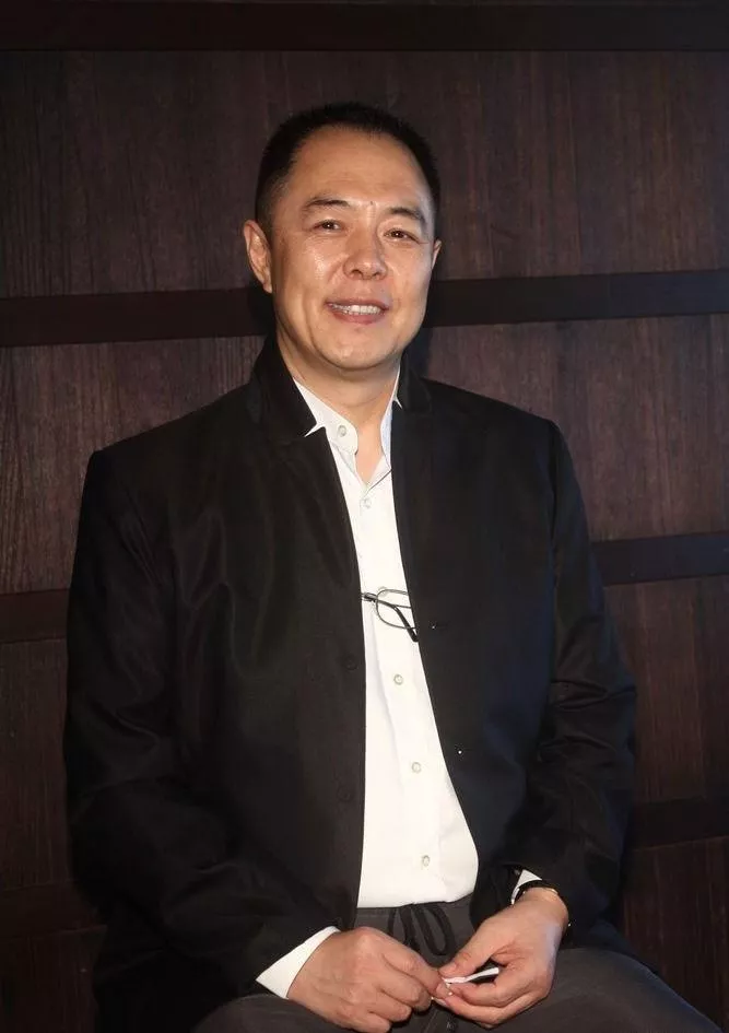张铁林当时没钱,他问老板:这个猪头怎么卖? 说完指指垃圾桶