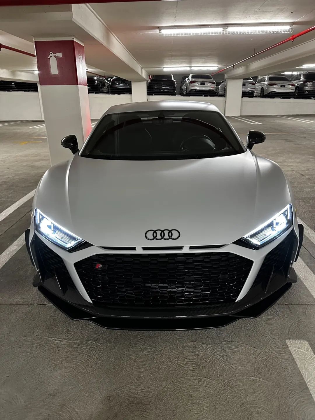 奥迪r8旗舰级超级跑车,无疑是速度与激情的完美化身