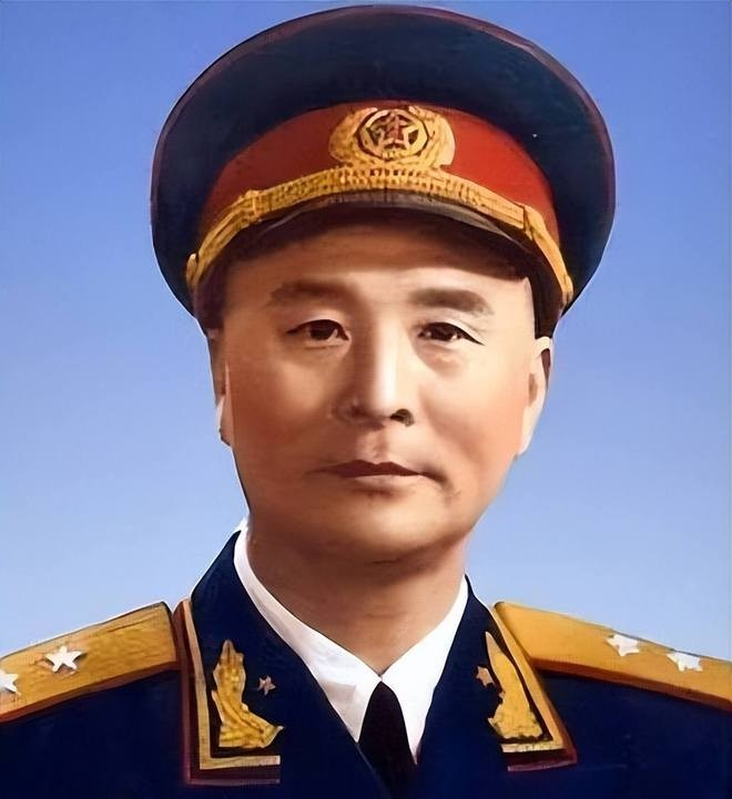 突然发现一大群苍蝇,在草丛上"嗡嗡嗡"盘旋,她没在意