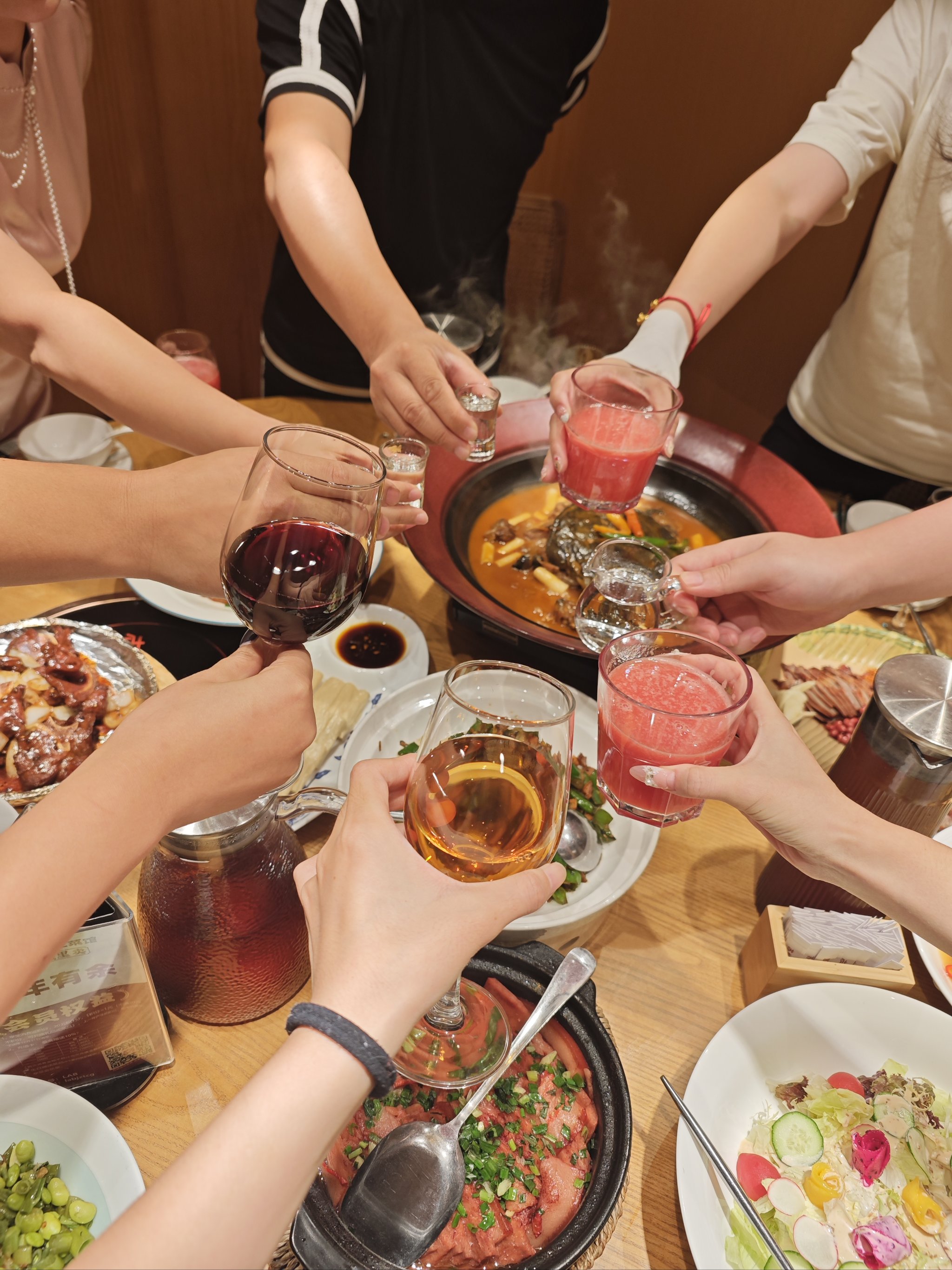 什么聚会,什么闲聊,能免就免,能推就推,聊多群里喊聚会表情包聚餐了