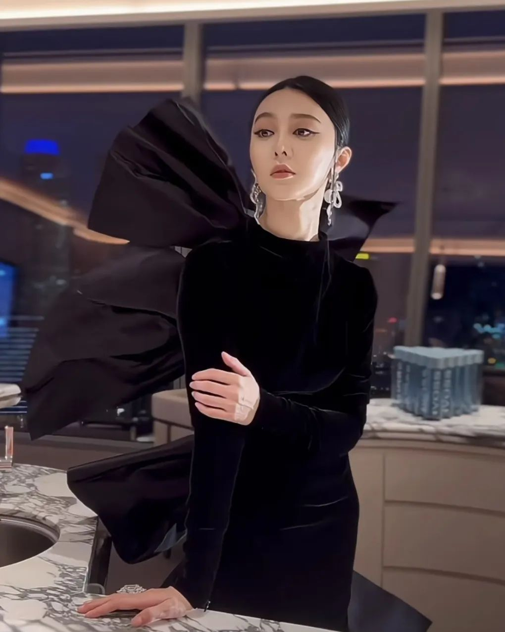 43岁范冰冰杀疯了!穿黑色露背裙化身暗黑芭比,瘦身后就是任性