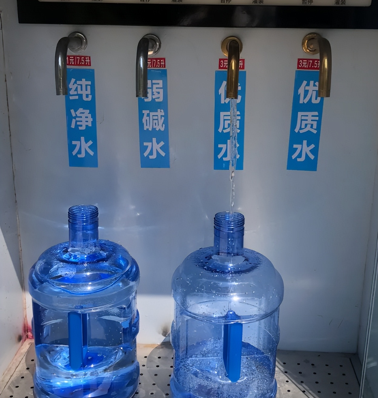 小区里的"自助售水机",里面的水可以放心喝吗?内行人说出实情