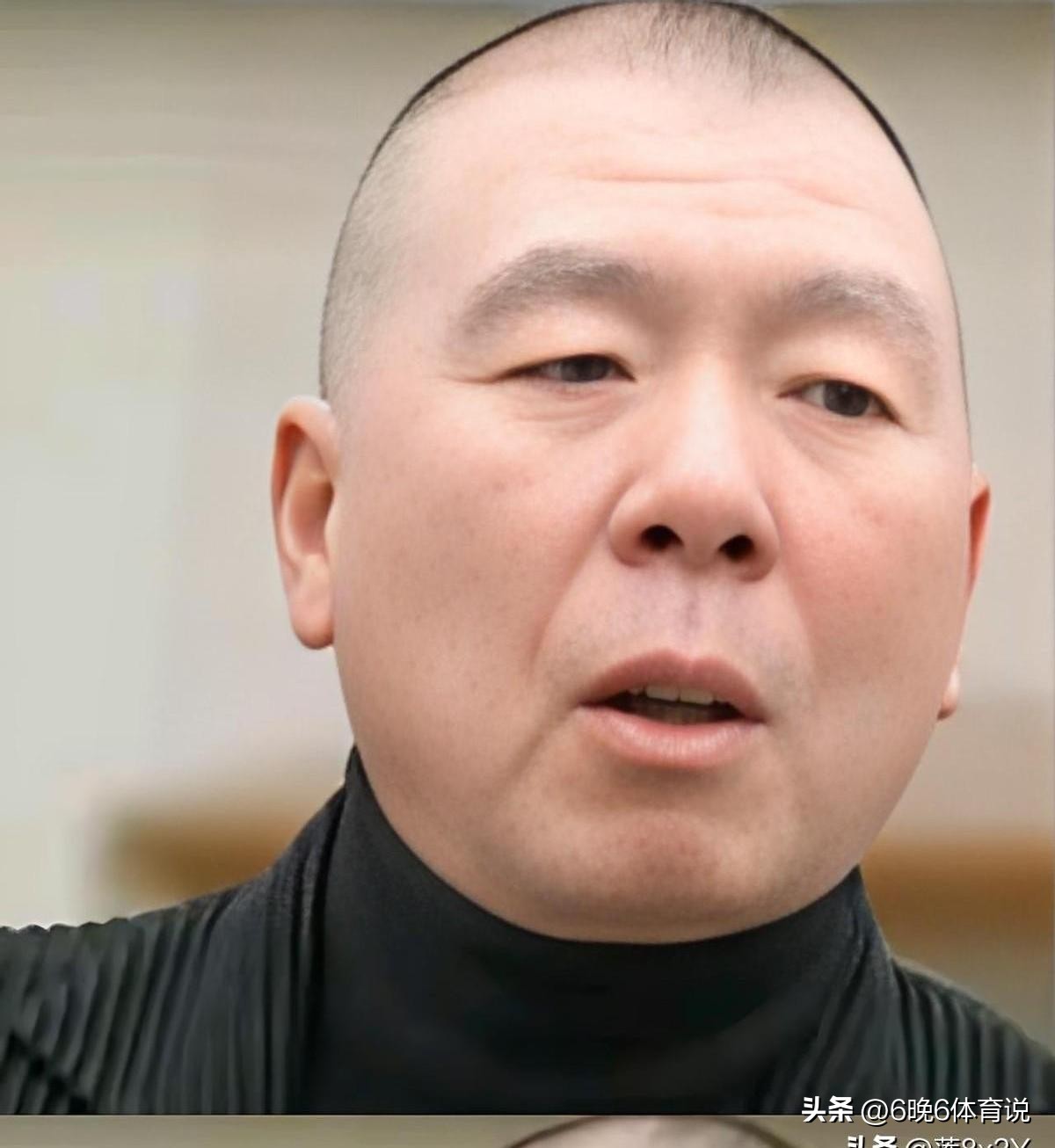 冯小刚带着一身白到发光的皮肤空降华表奖红毯时脖子和手背的斑块