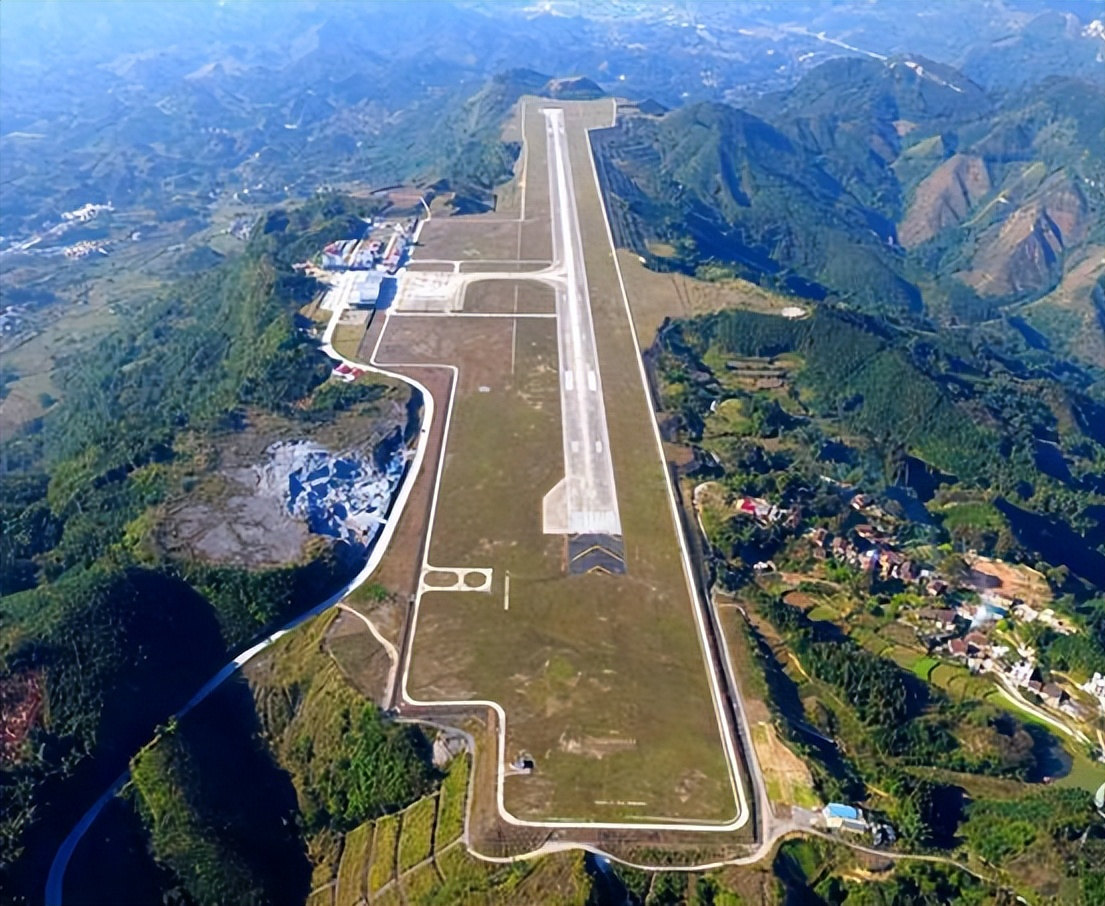 5个亿,拦腰炸平了65座山,成功建造了吐量最少的机场,美国专家看到后无