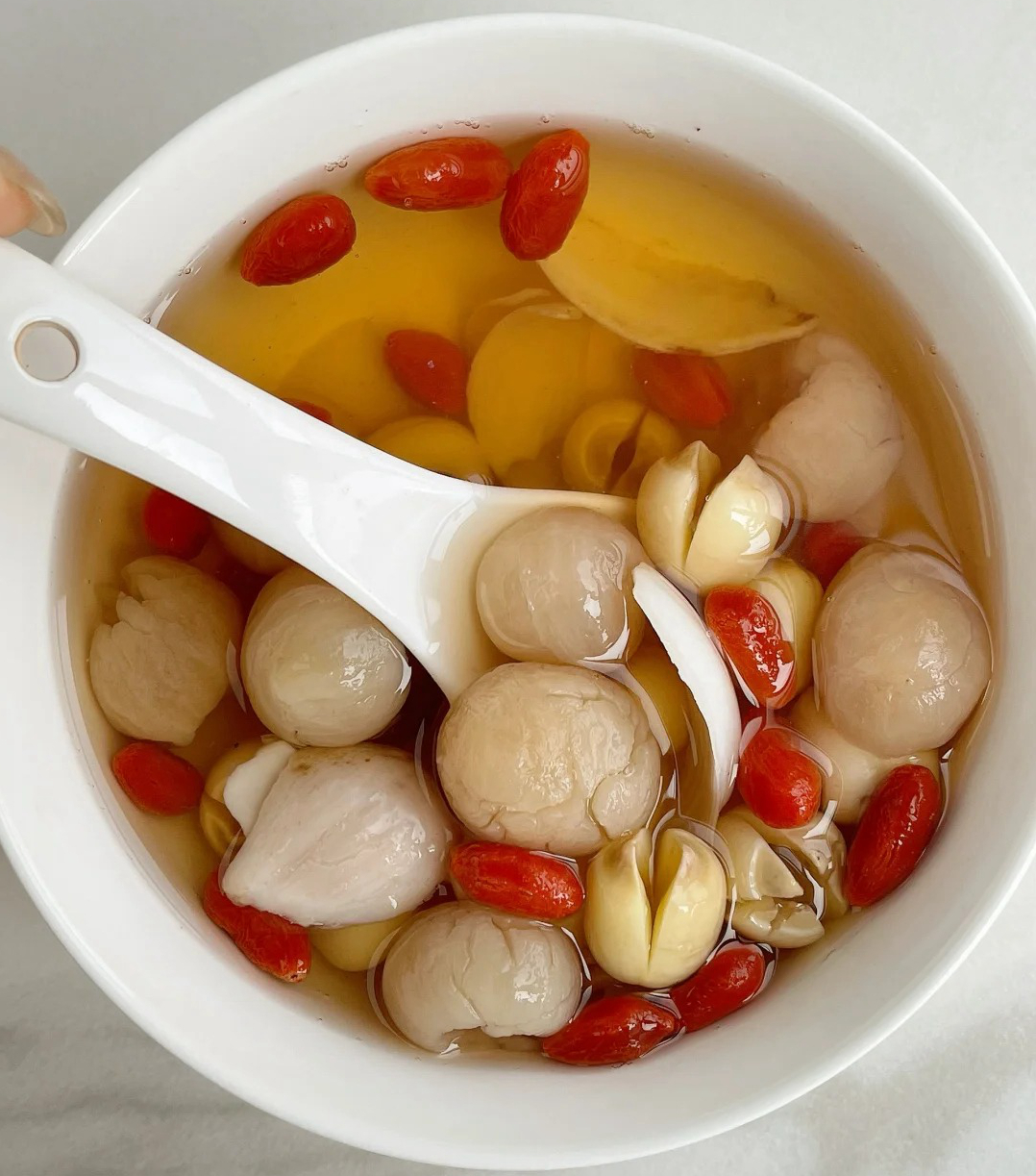 连续喝了大半个月的莲子百合桂圆汤,现在每晚沾枕头就着,睡眠质量直接