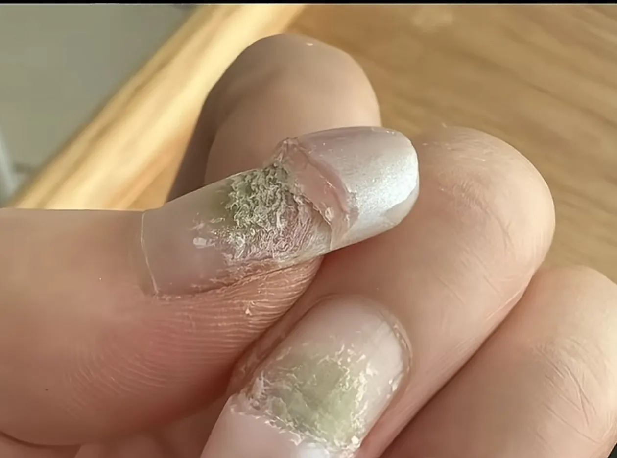 感觉指甲的颜色也不对了!