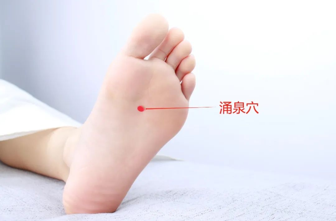 脚上藏着两个"长寿穴",对降血压,控血糖都有好处