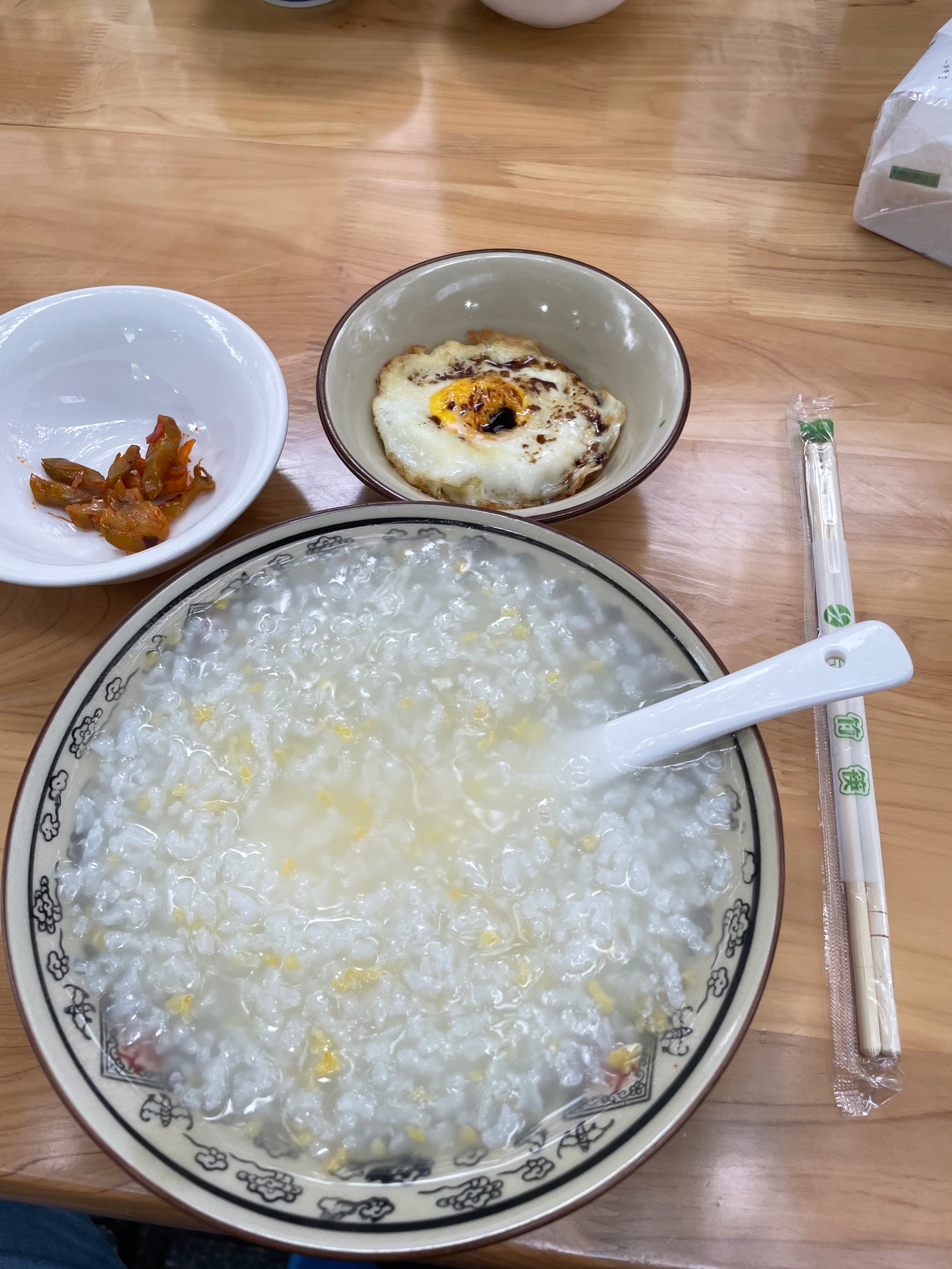 实纪:医生发现:老年人若经常吃稀饭,用不了多久,身体或有3种变化