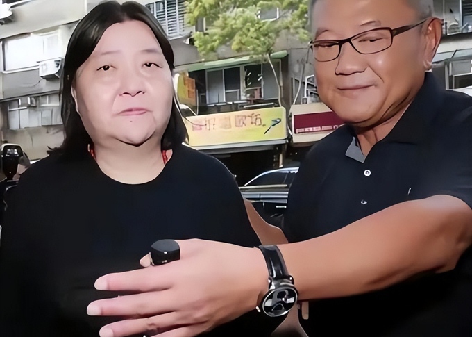 陈宝莲跳楼22年,儿子被王菲的经纪人邱黎宽收养,模样酷似黄任中