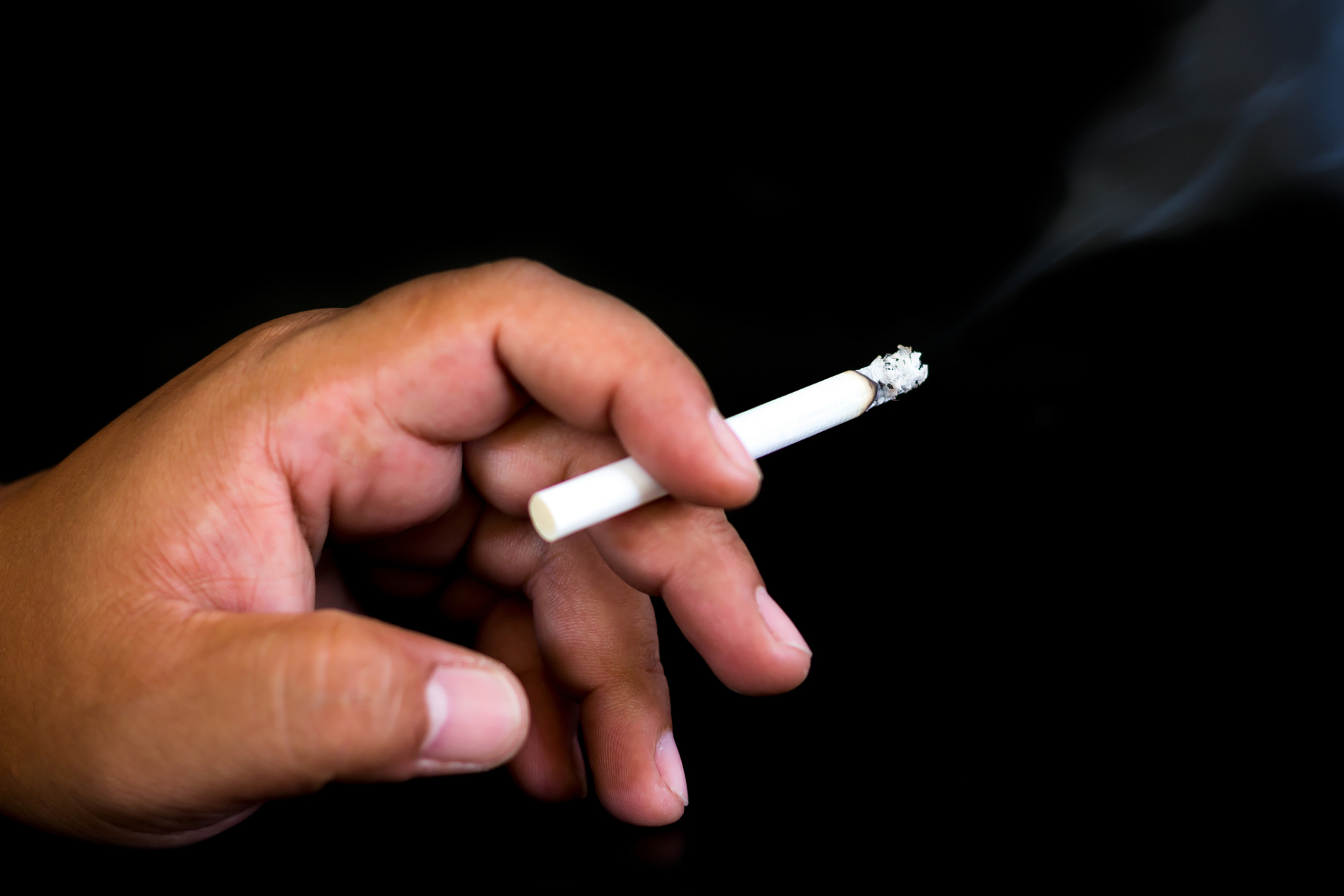 为何有一些老烟民抽了一辈子烟依然健康?原因常人学不来