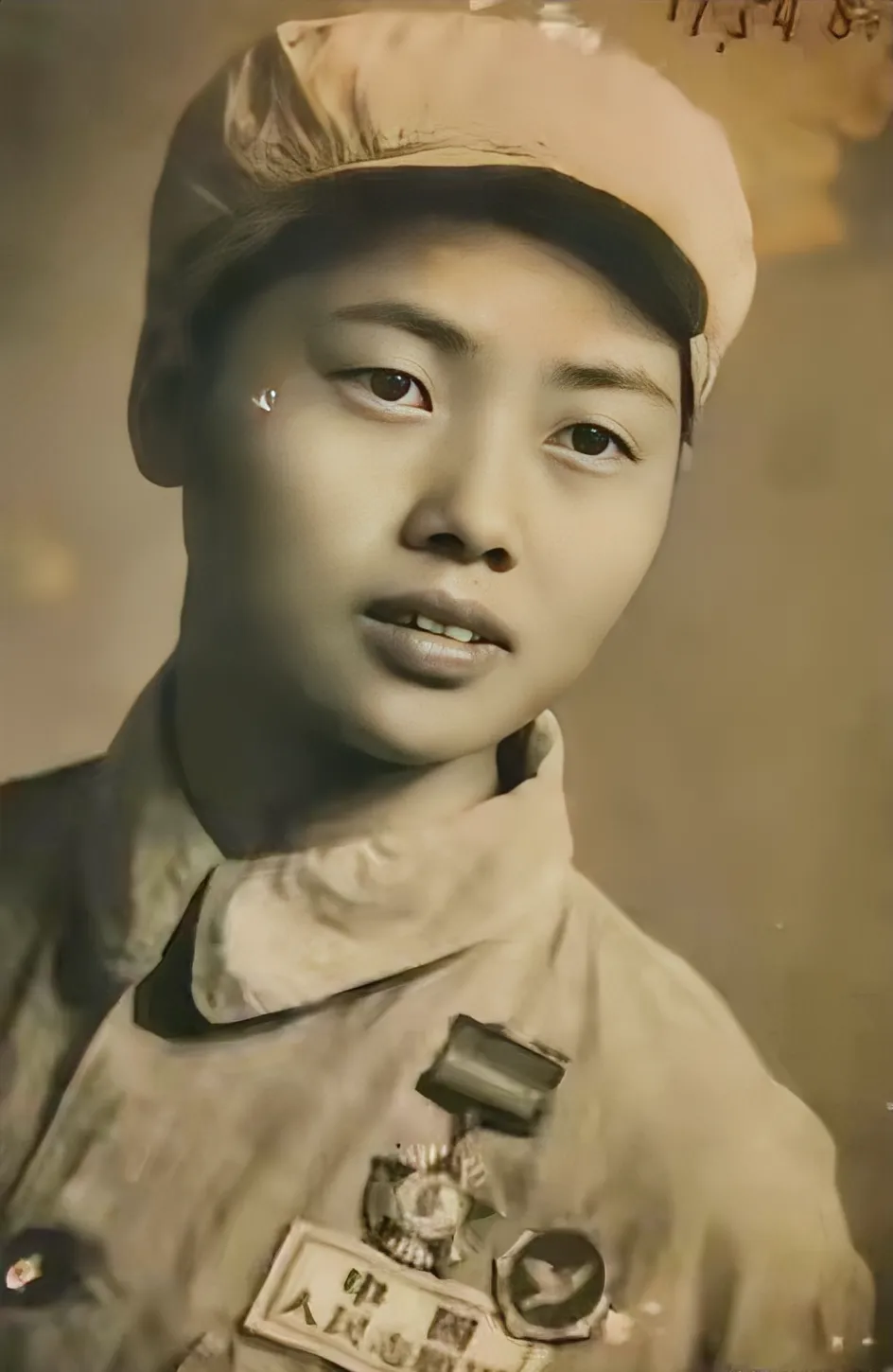 抢回138人 她右肩勋章下藏着三处贯穿伤