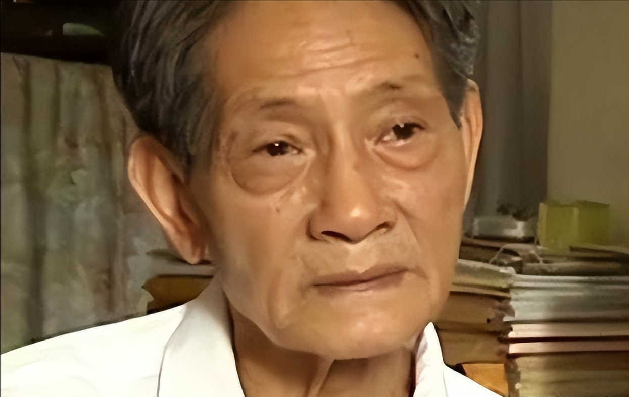 打开盒子一看,盒子里的羊皮钱包中,包着一张泛黄的借条