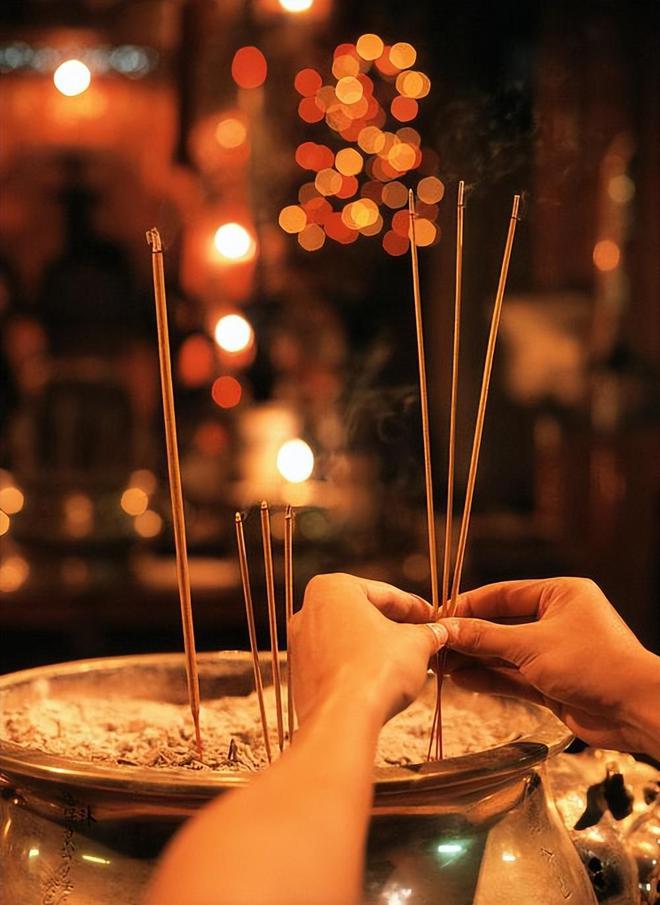 你以为烧香只是祈福?主持道破:若不懂这个规矩,反而消减自身福报