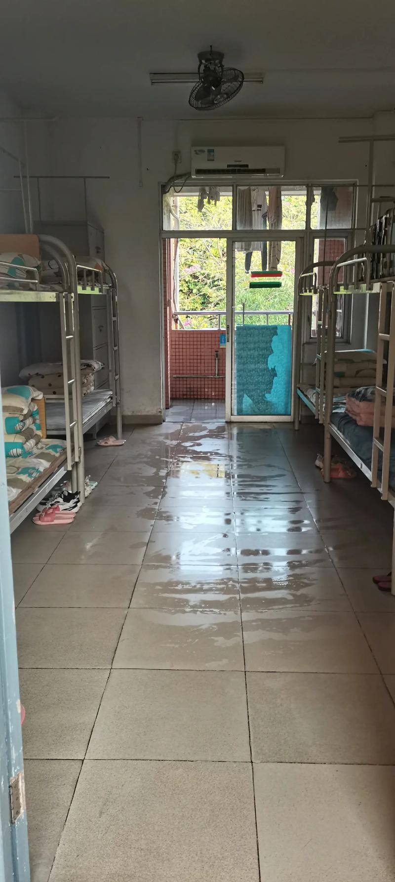 顺德某初级中学14个男生挤一间宿舍