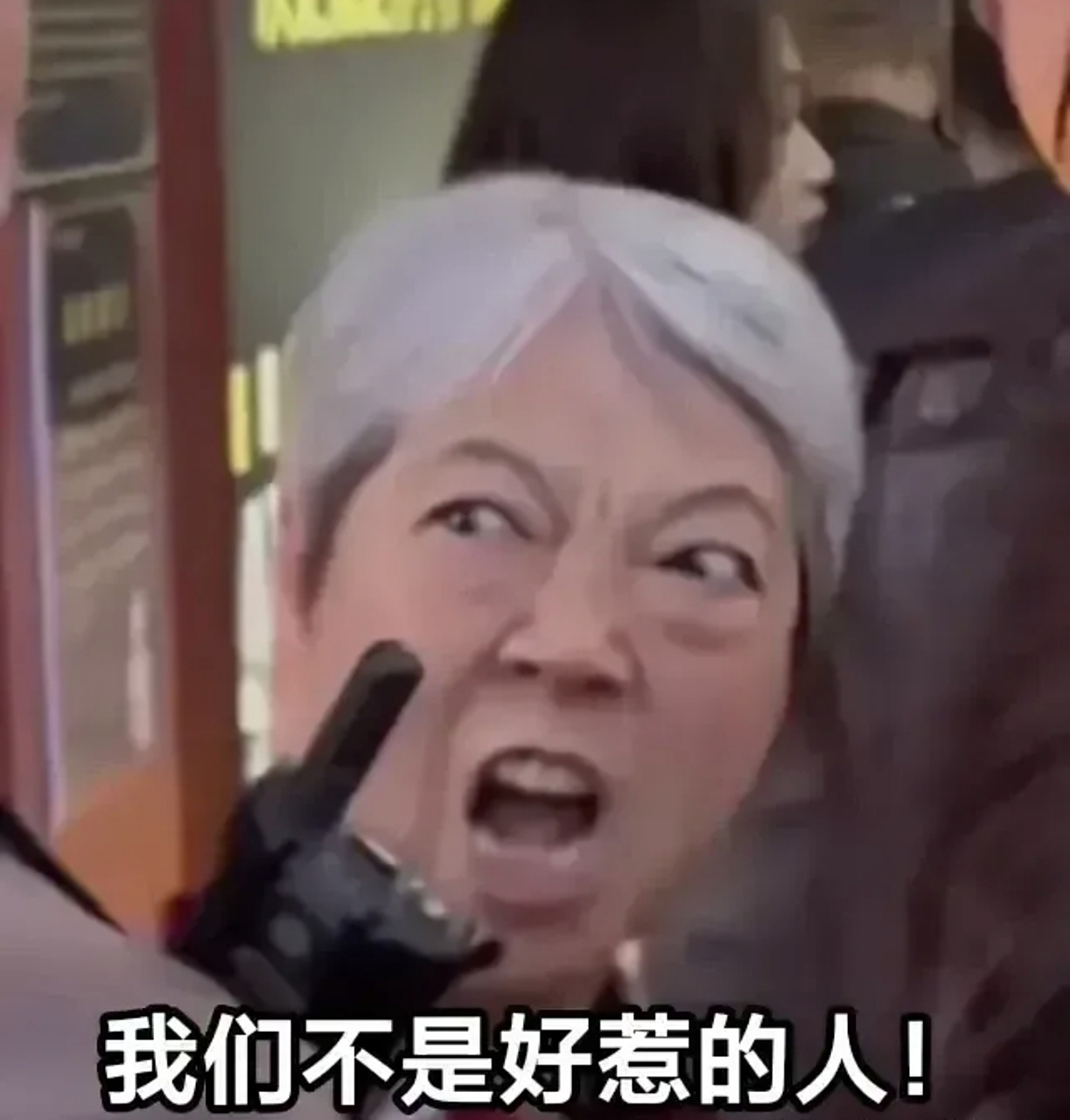 横店插队母女嚣张喊话:我们四川人不是好惹的!