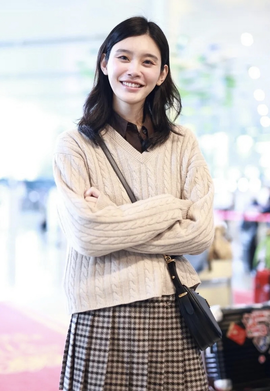 奚梦瑶现身上海机场,身着毛衣百褶裙简约清新 2023年9月24日,上海,奚