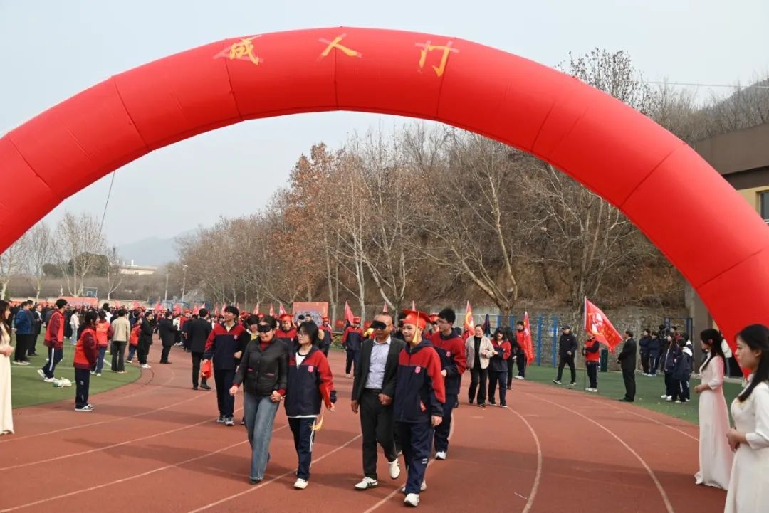 西安市临潼区华清中学2025届高考百日誓师暨成人礼仪式大会