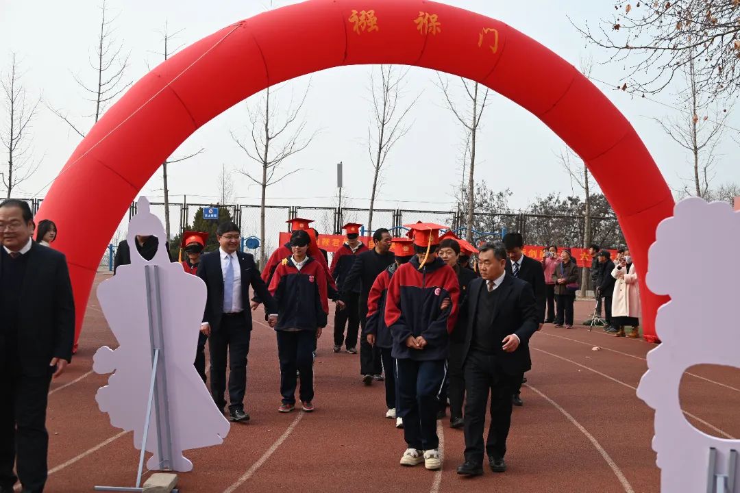 西安市临潼区华清中学2025届高考百日誓师暨成人礼仪式大会