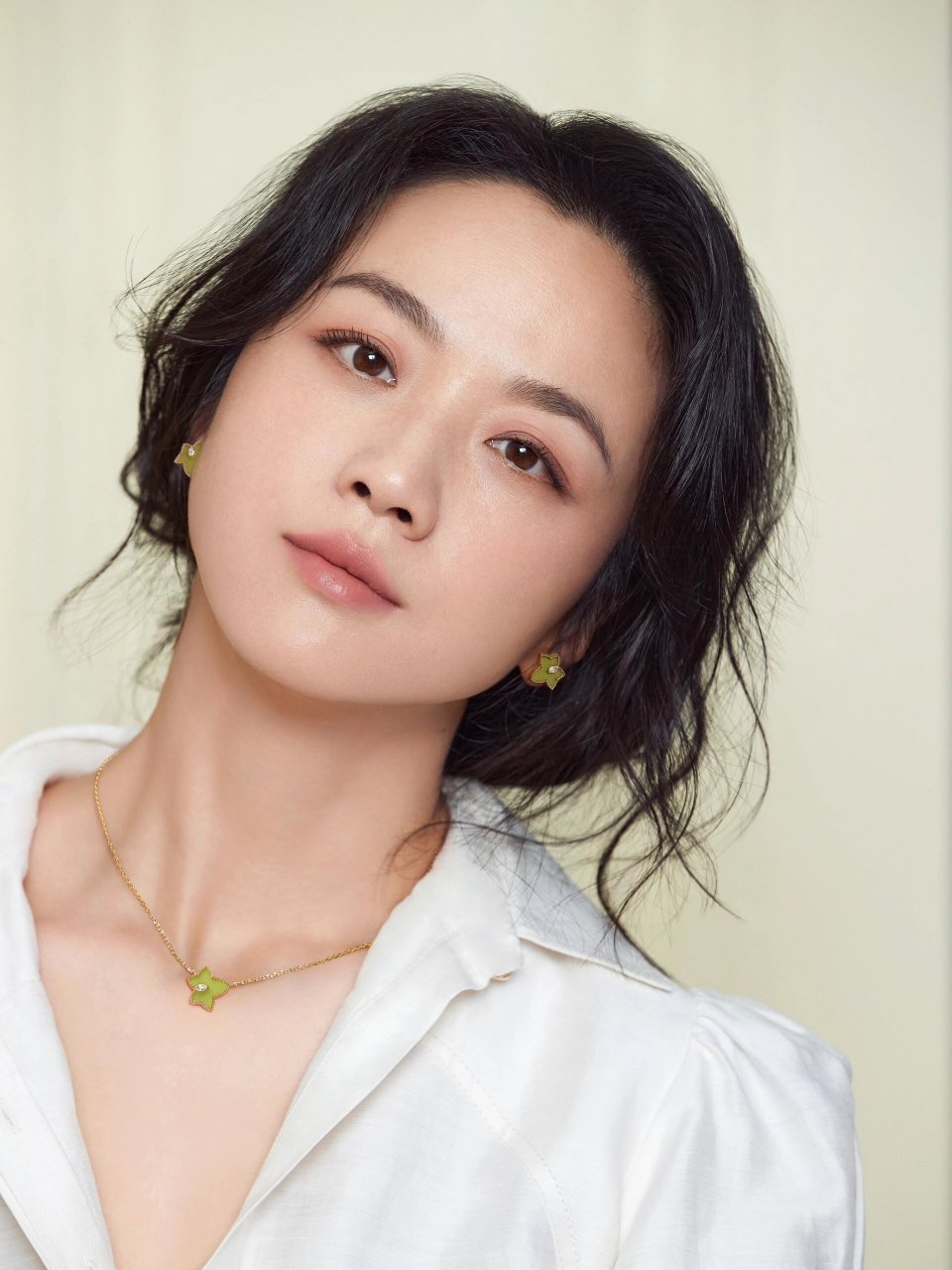 汤唯手机壳图案竟是哪吒和敖丙 近日,在伦敦时装周活动期间,演员汤唯