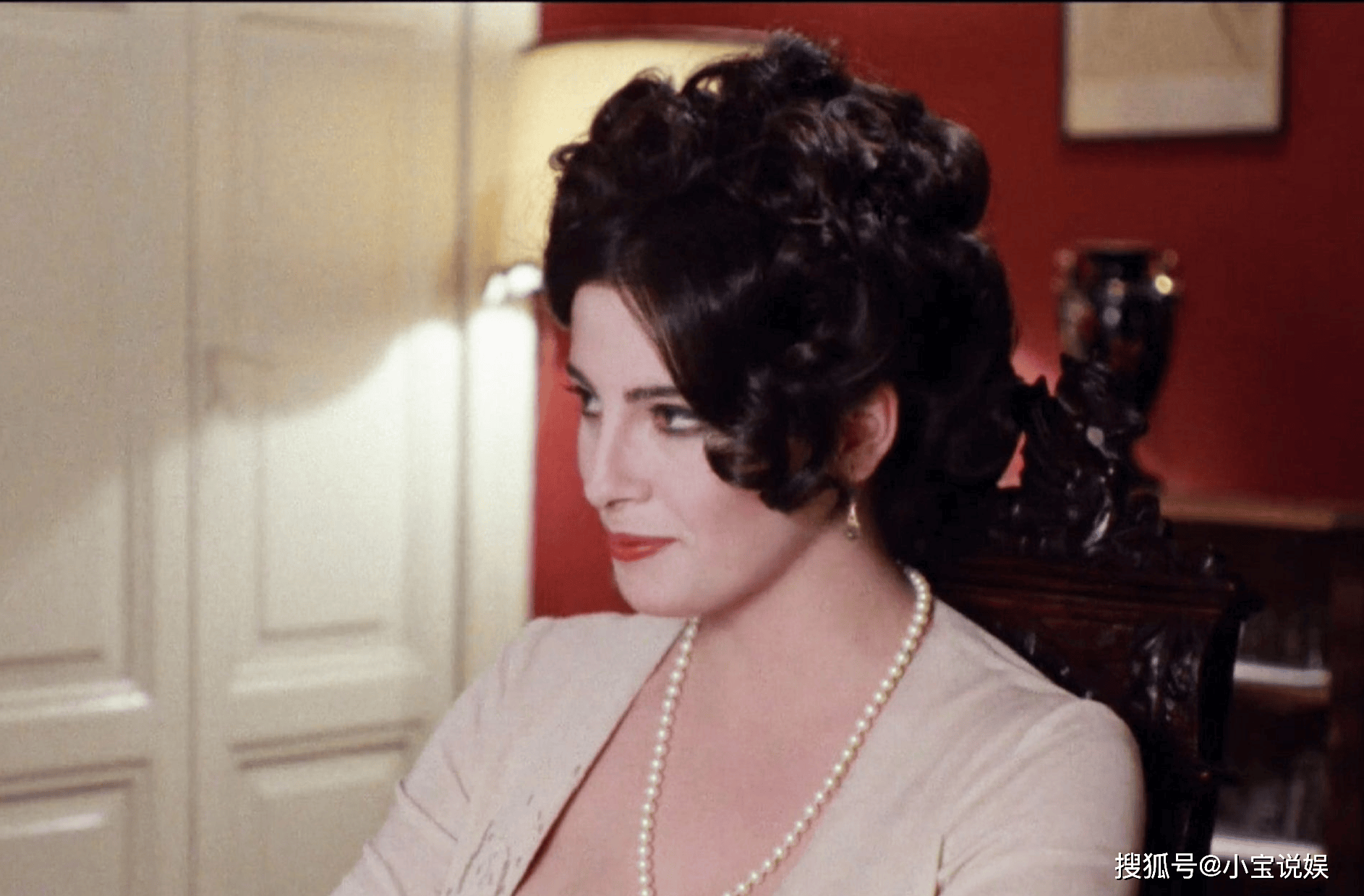 凭借丽质容颜,丰满身材与精湛演技,在艳情影视黄金时期迅速崛起,成为