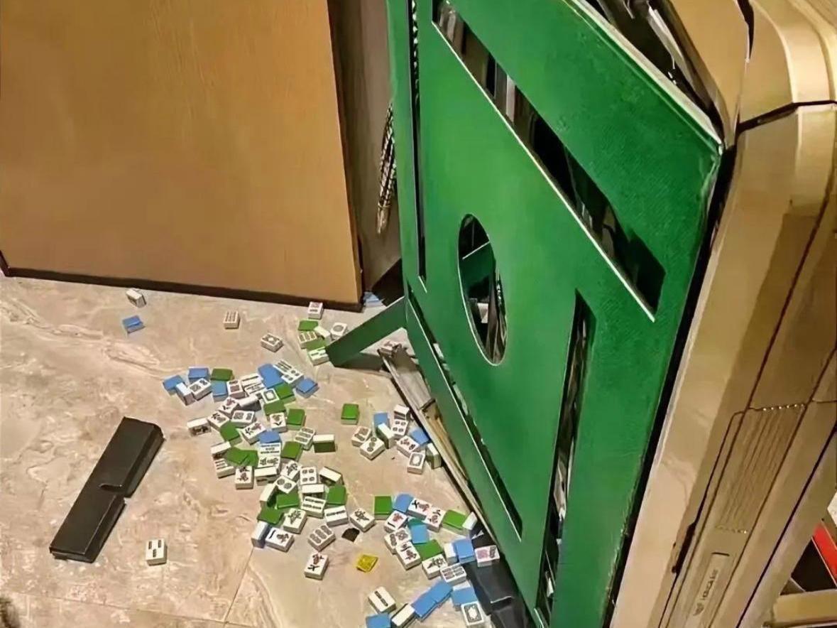 8 万,她怀疑牌友们搞鬼,愤怒之下她掀翻了麻将桌