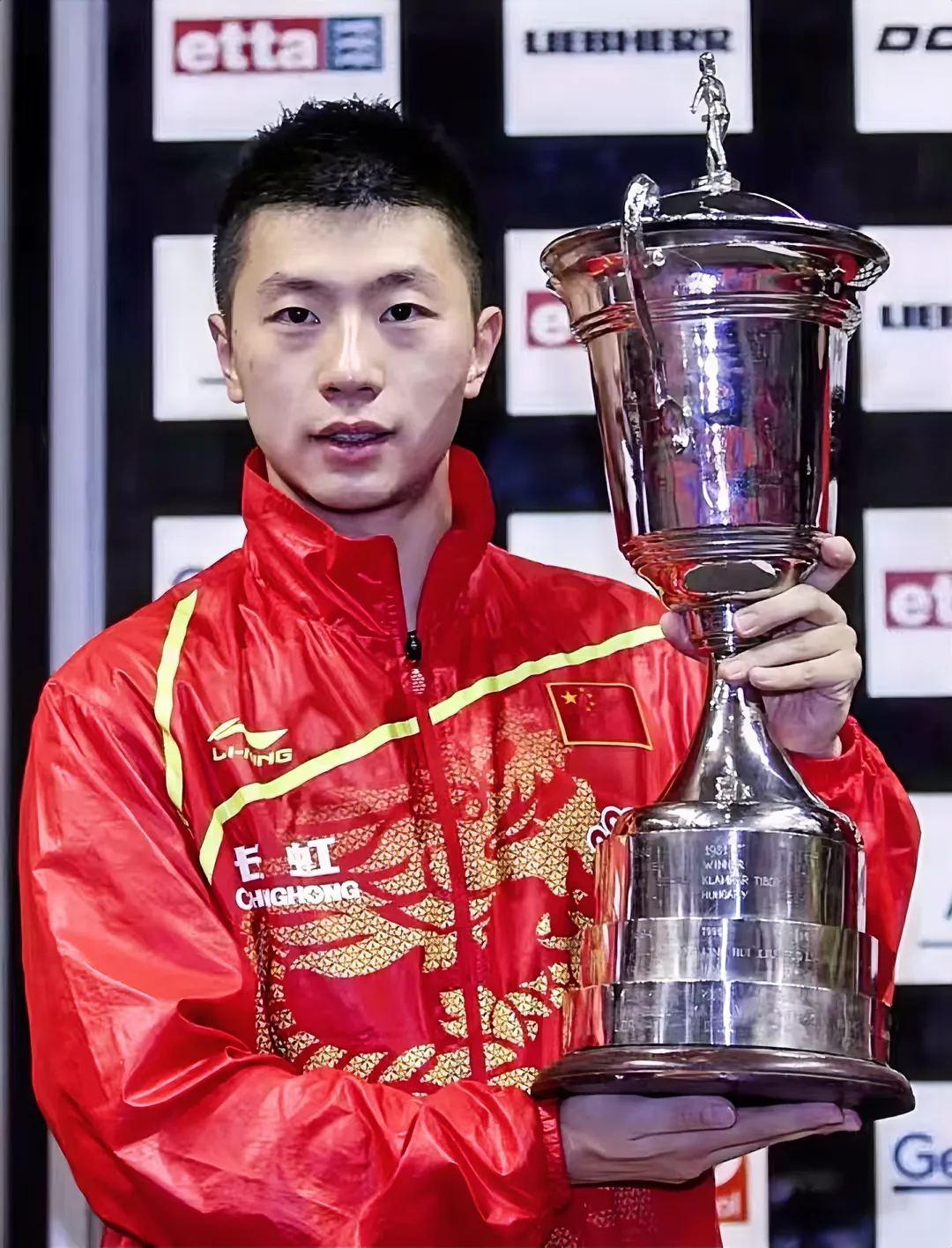 国乒运动员马龙的家庭关系主要包括以下成员: 一,妻子:夏露,毕业于