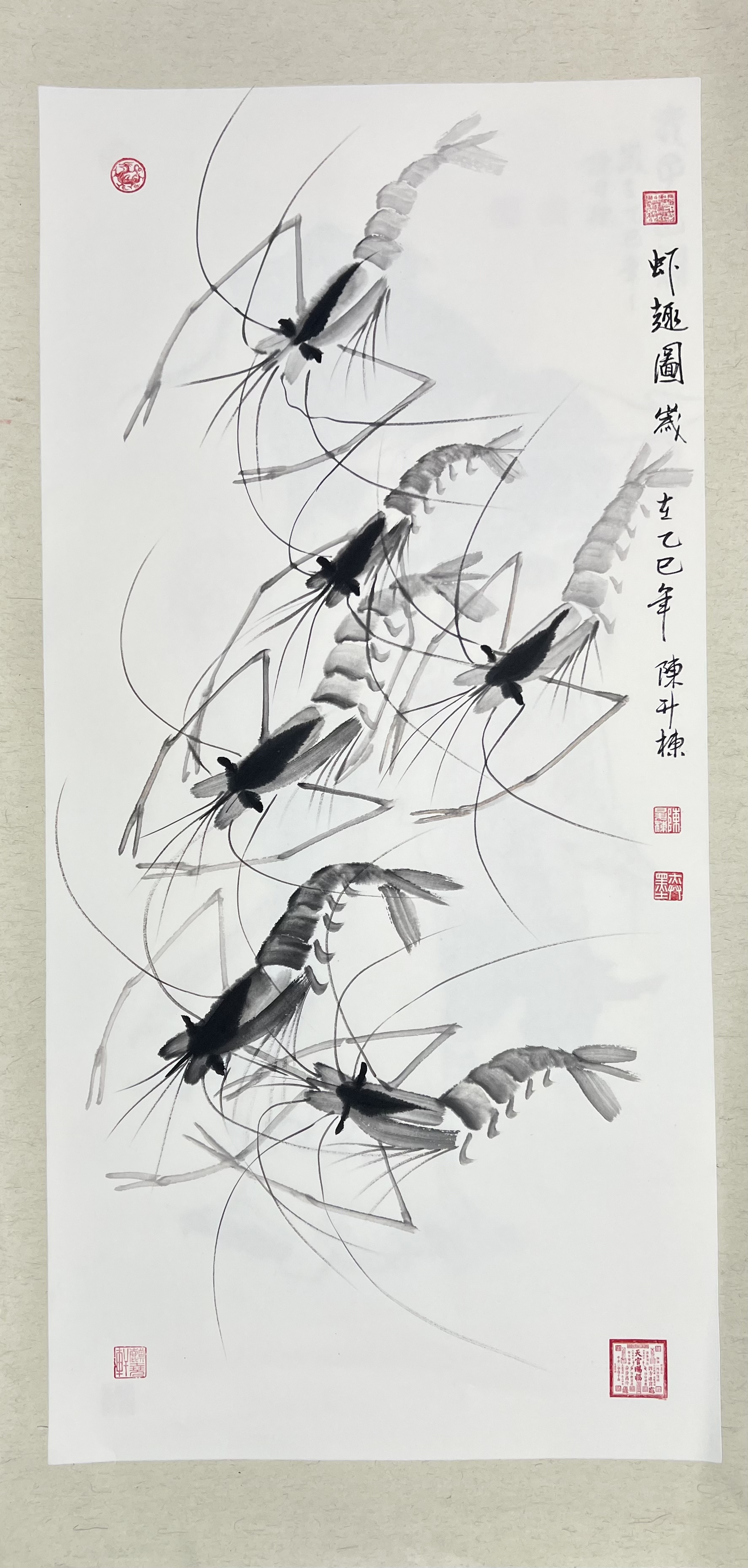 六虾戏水映丹青,一尺千金见匠心,陈升栋《虾趣图》赏析