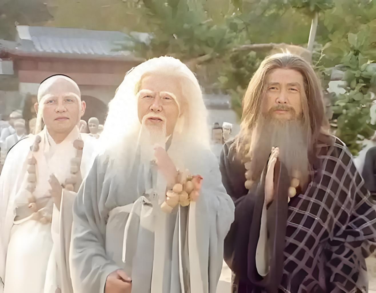 倚天结尾出现3位高手,打的张无忌落荒而逃,张三丰来了也得跪