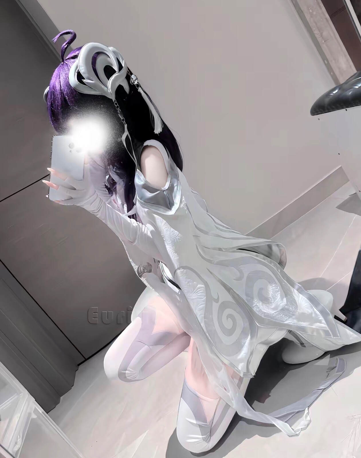 王者cos:西施身穿白色紧身旗袍,脚穿白色长筒靴,造型绝美