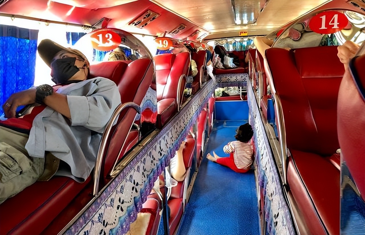 回顾:曾经的双层卧铺大巴,为什么如今很少见了?是被禁用了吗?