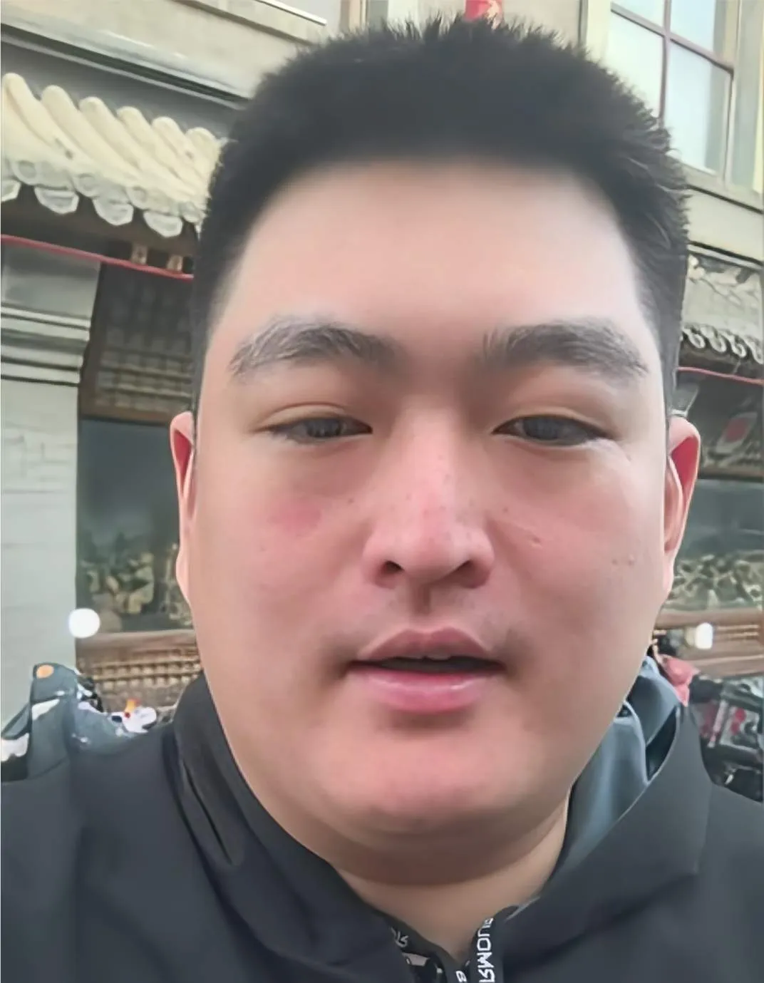 赵公子的面相:山根低,眼睛小,鼻子也小. 网友表示,看不出这是富贵相