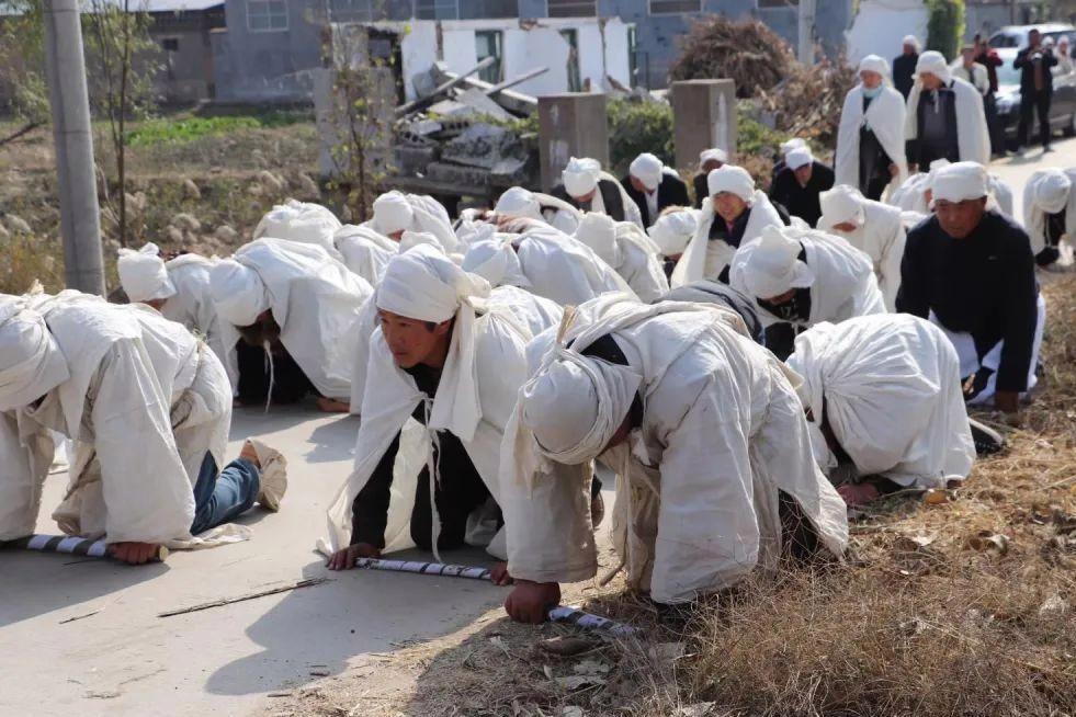 爷爷去世后,我回老家参加葬礼,见识了农村办丧事的复杂过程!