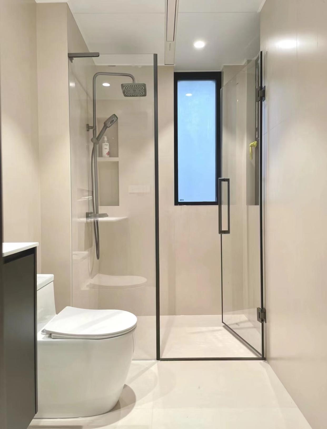 邻居卫生间用浴帘,这也太low了吧?其实淋浴房隔断浴帘各有长处