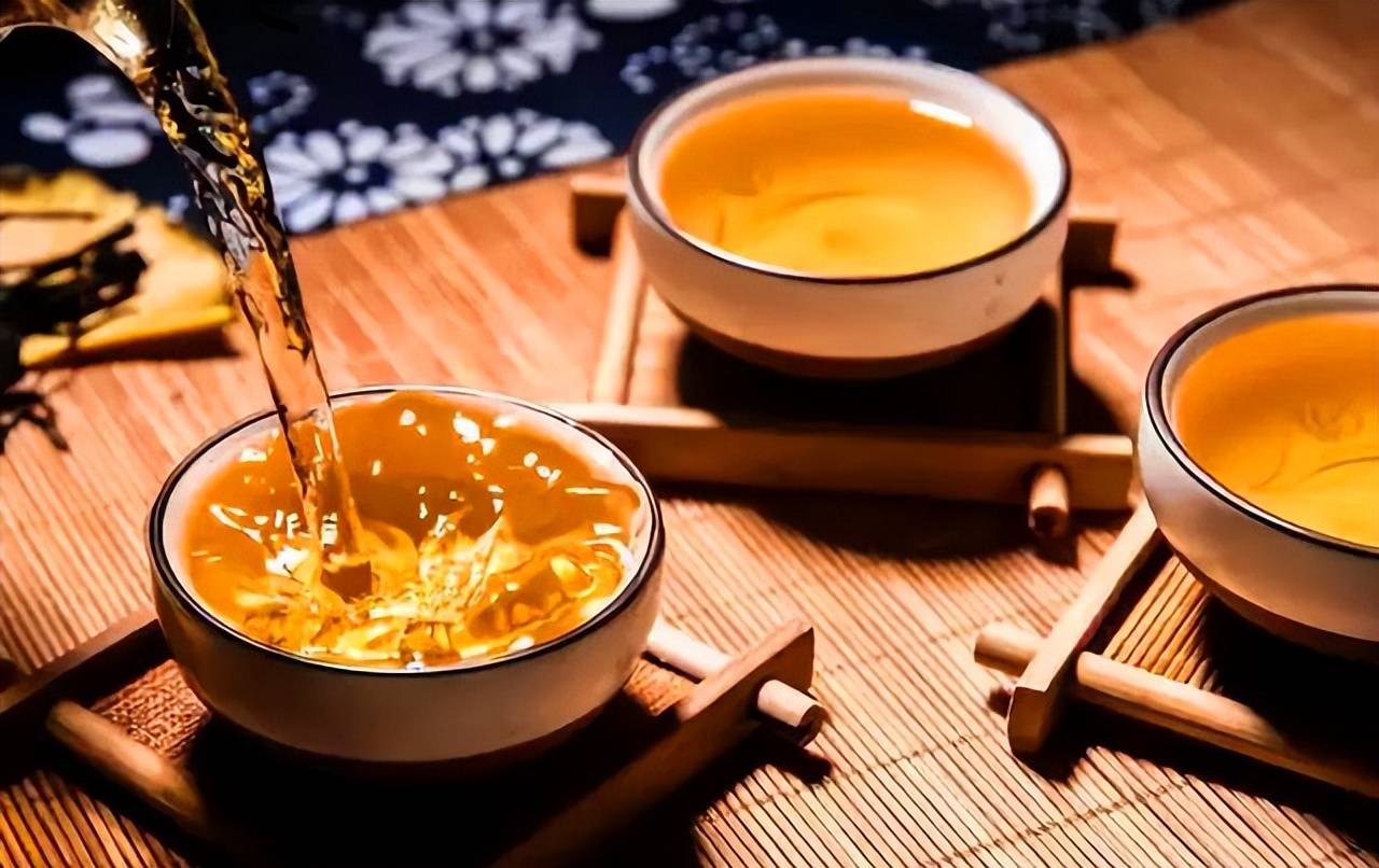 八十岁的老人可以每天喝蜂蜜水吗为什么(老年人可以每天喝蜂蜜水吗)