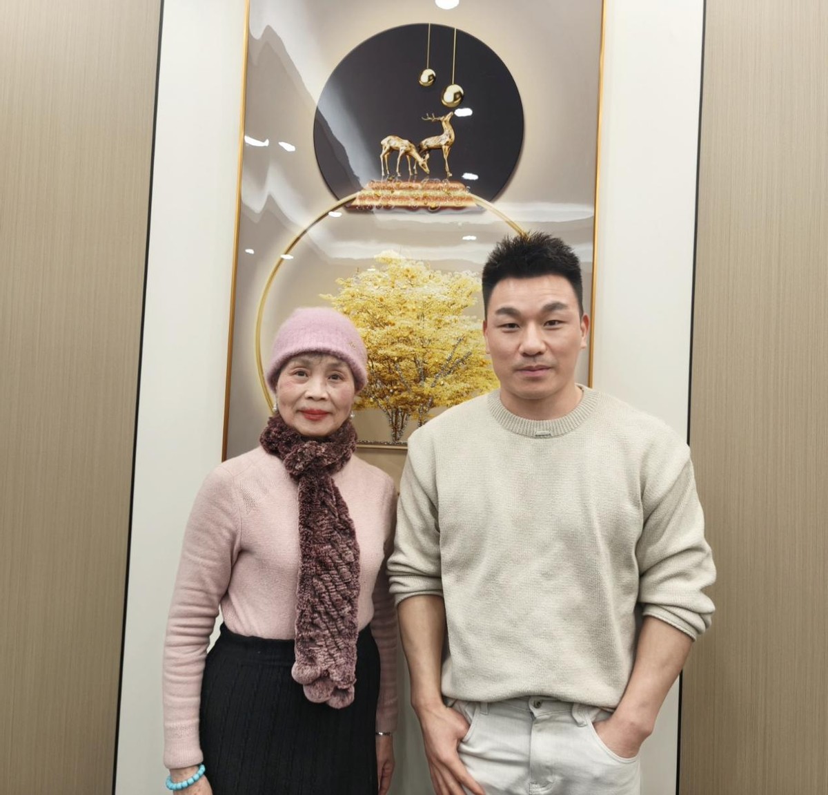 世界举重冠军廖辉来到贵州楚台酱酒文化体验馆