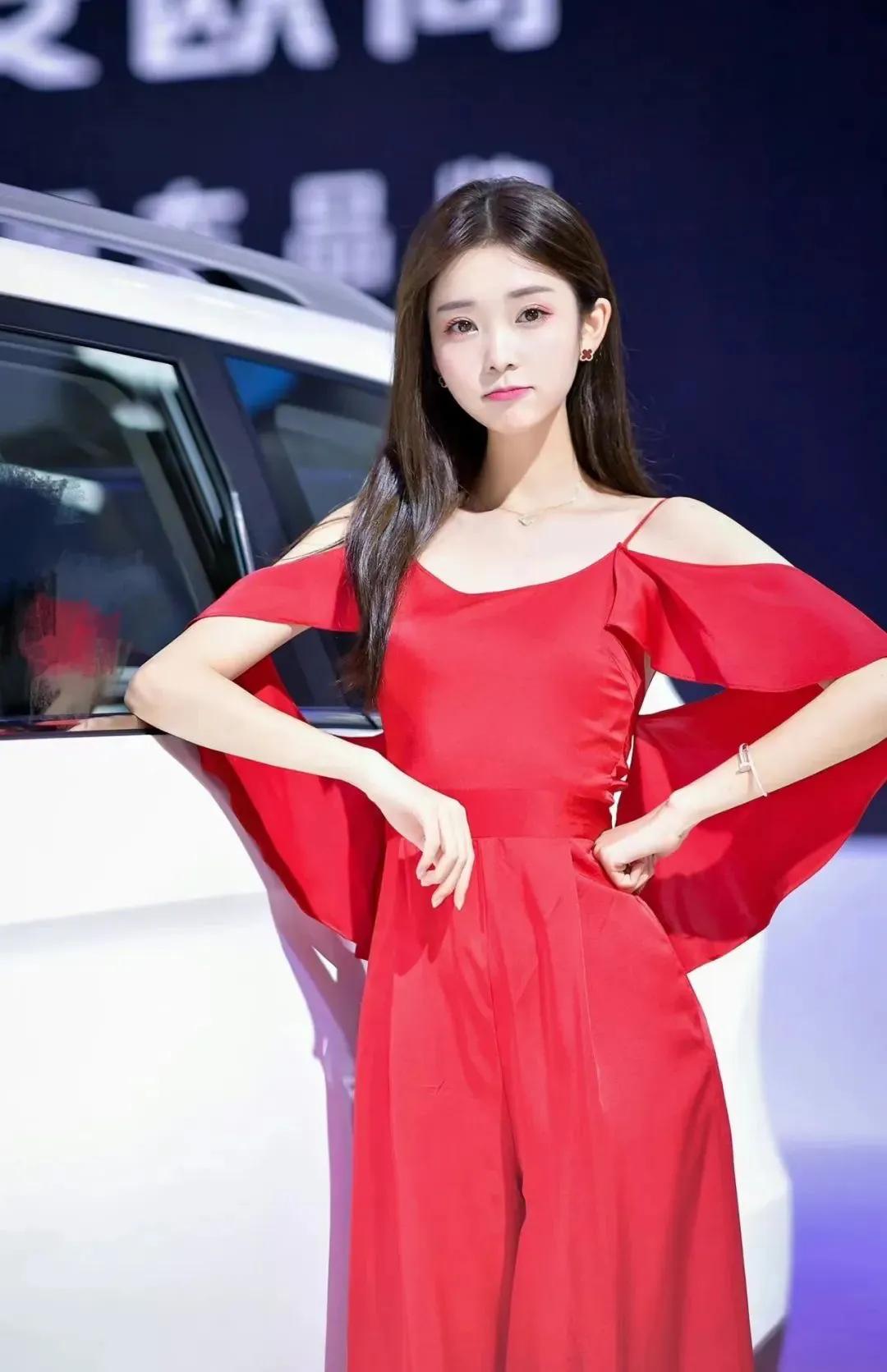 李凉凉:从平凡女孩到车模新星的蜕变之路
