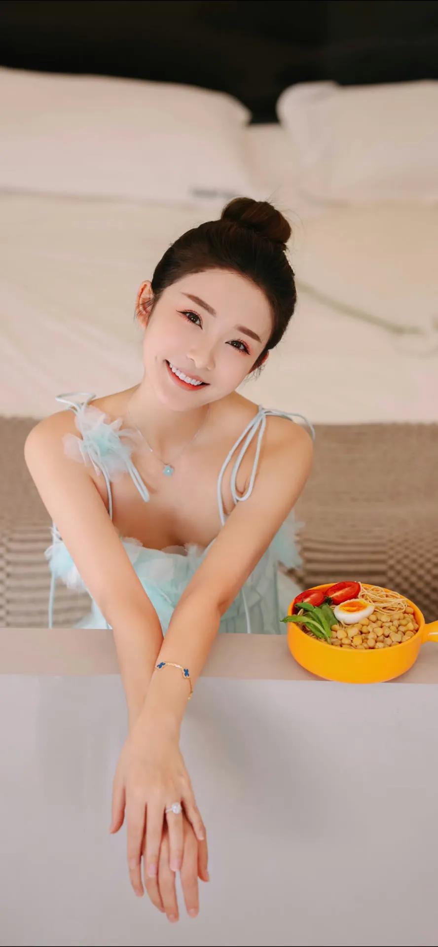 李凉凉:从平凡女孩到车模新星的蜕变之路