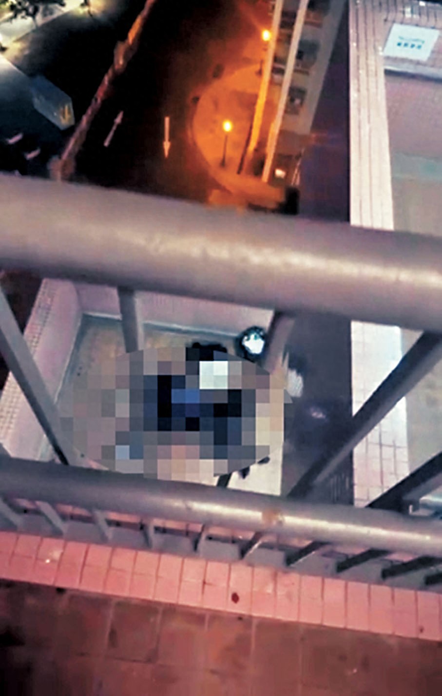 香港3名青年男女在停车平台上演"活春宫",香港警方以