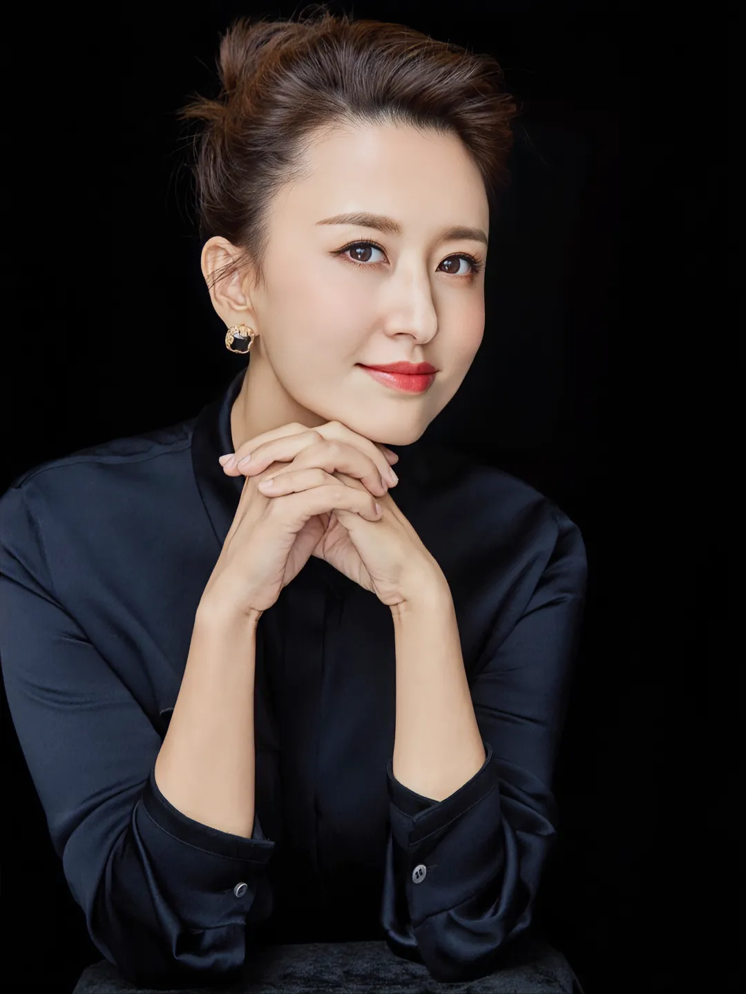 央视主持人张蕾的一次感情经历如下: 一,相识:2013年,张蕾通过朋友