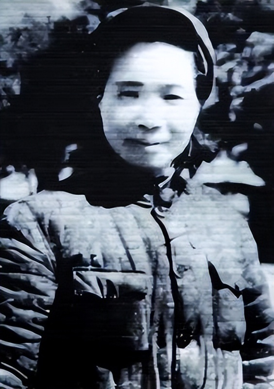 危秀英是参加过中央红军长征的30位女红军之一,因其身材矮小而被大家