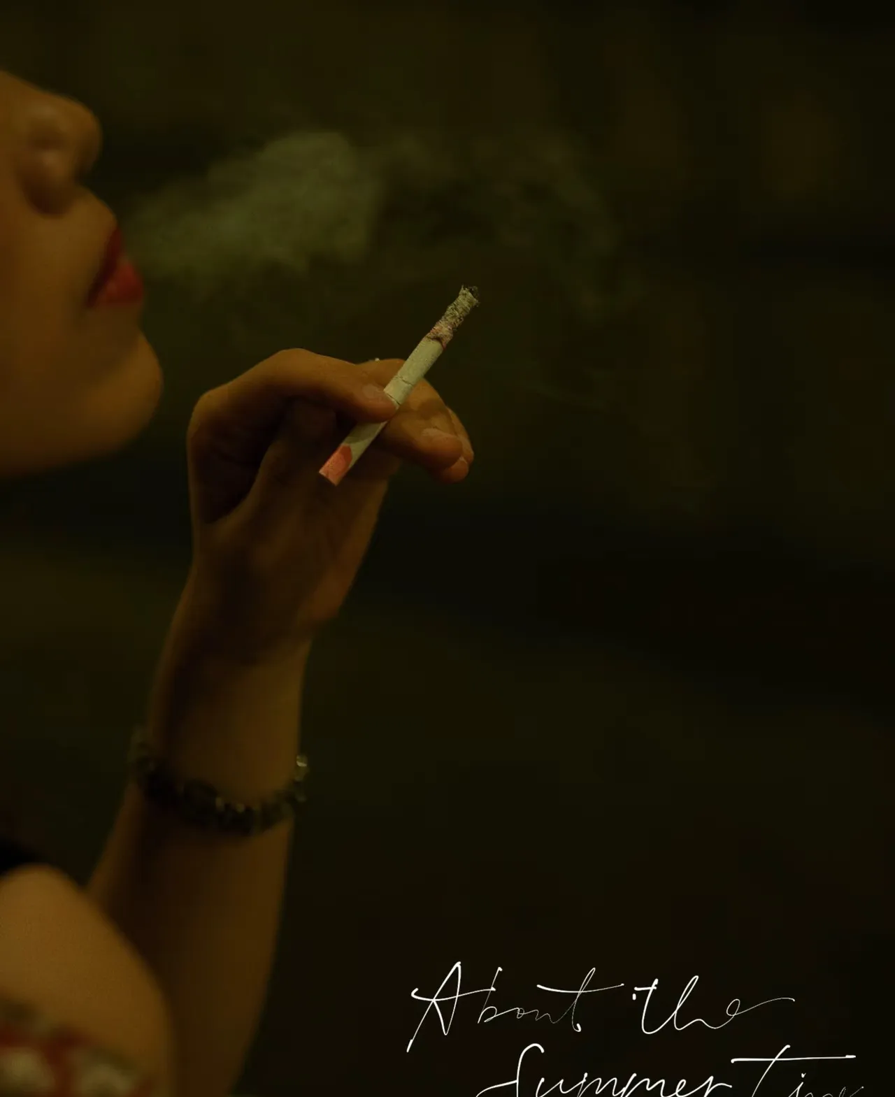 5,邮寄香烟女生抽烟背影有文字男生一只手放车窗抽烟的照片女人蛊灯