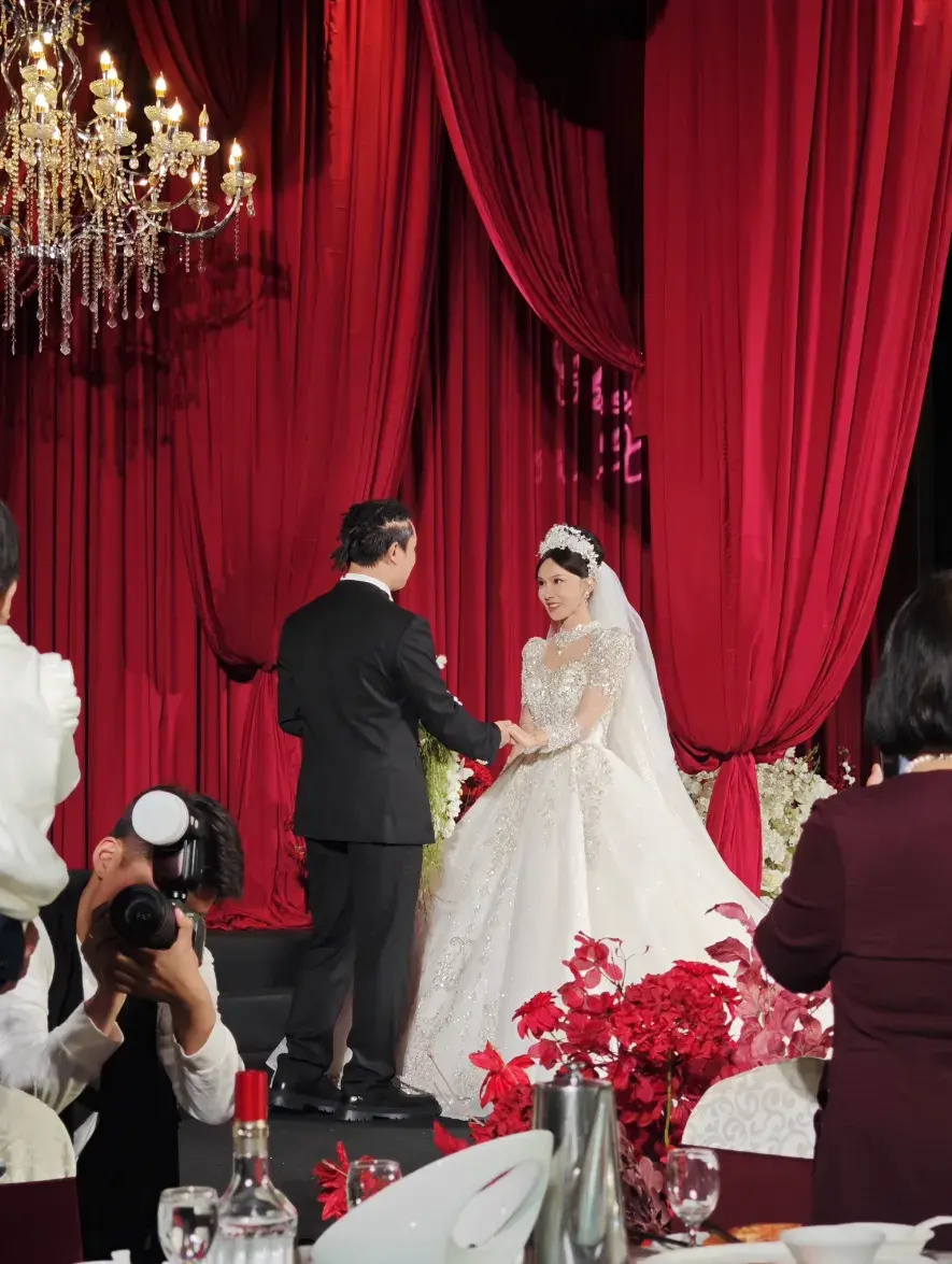 参加前女友婚礼被嘲笑开国产车,我笑了:我这车能防弹